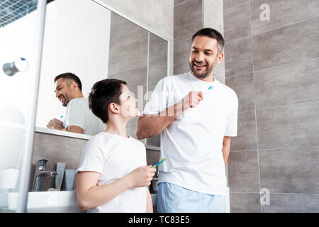 Gerne Vater und Sohn im Badezimmer die Zähne putzen Stockfoto
