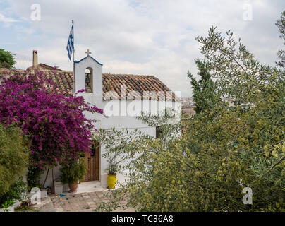St George auf der Klippe Kirche im alten Stadtteil Anafiotika in Athen Stockfoto