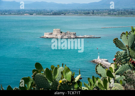 Bourtzi wasser Burg im Hafen von Nafplio Stockfoto