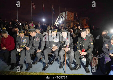 Veteranen während einer Zeremonie im Pegasus Bridge in der Normandie, Frankreich während der Gedenkfeiern zum 75. Jahrestag der D-Day Landungen. Stockfoto