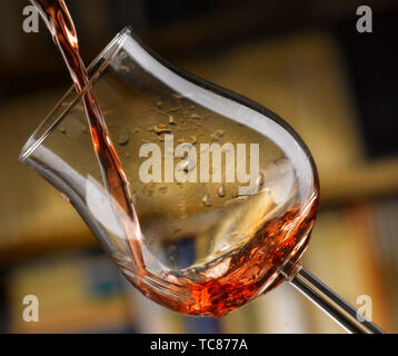 Rotwein in allen seinen Formen, Bibliothek Hintergrund gegossen Stockfoto