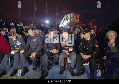 Veteranen während einer Zeremonie im Pegasus Bridge in der Normandie, Frankreich während der Gedenkfeiern zum 75. Jahrestag der D-Day Landungen. Stockfoto