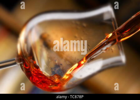Rotwein in allen seinen Formen, Bibliothek Hintergrund gegossen Stockfoto
