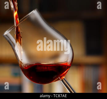 Rotwein in allen seinen Formen, Bibliothek Hintergrund gegossen Stockfoto
