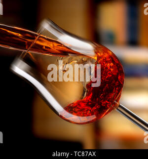 Rotwein in allen seinen Formen, Bibliothek Hintergrund gegossen Stockfoto