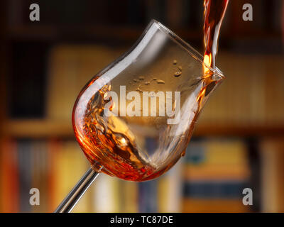 Rotwein in allen seinen Formen, Bibliothek Hintergrund gegossen Stockfoto