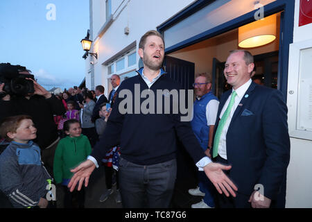 Eric Trumpf, der Sohn des US-Präsidenten Donald Trump, erfüllt die Einheimischen im Dorf Doonbeg in der Grafschaft Clare, am ersten Tag der US-Präsident Donald Trump Besuch in der Republik Irland. Stockfoto