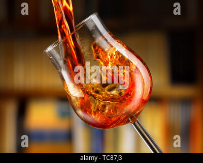 Rotwein in allen seinen Formen, Bibliothek Hintergrund gegossen Stockfoto