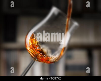 Rotwein in allen seinen Formen, Bibliothek Hintergrund gegossen Stockfoto