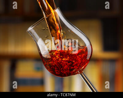 Rotwein in allen seinen Formen, Bibliothek Hintergrund gegossen Stockfoto