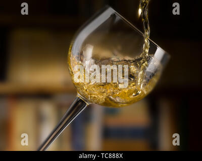 Weißwein in allen seinen Formen, Bibliothek Hintergrund gegossen Stockfoto
