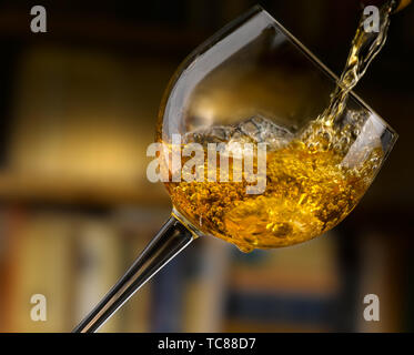 Weißwein in allen seinen Formen, Bibliothek Hintergrund gegossen Stockfoto