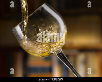 Weißwein in allen seinen Formen, Bibliothek Hintergrund gegossen Stockfoto