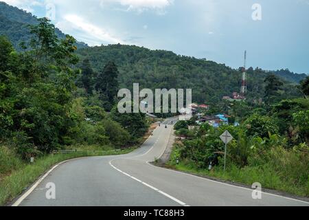 Straße nach aruk Einwanderung Indonesien (West Kalimantan) und Biawak Einwanderung (Malaysia) Grenze von aruk Indonesien.