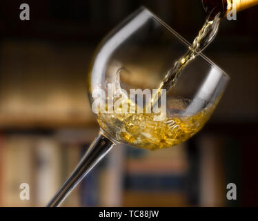 Weißwein in allen seinen Formen, Bibliothek Hintergrund gegossen Stockfoto