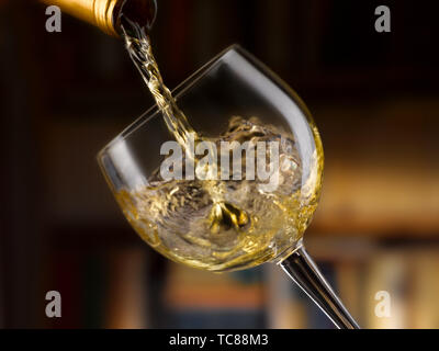 Weißwein in allen seinen Formen, Bibliothek Hintergrund gegossen Stockfoto