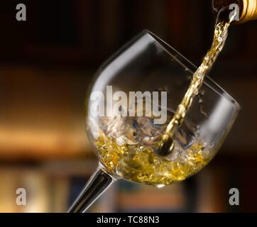 Weißwein in allen seinen Formen, Bibliothek Hintergrund gegossen Stockfoto