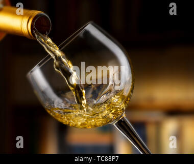 Weißwein in allen seinen Formen, Bibliothek Hintergrund gegossen Stockfoto
