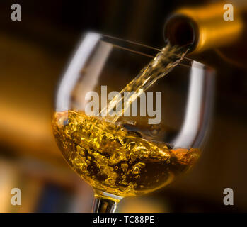Weißwein in allen seinen Formen, Bibliothek Hintergrund gegossen Stockfoto