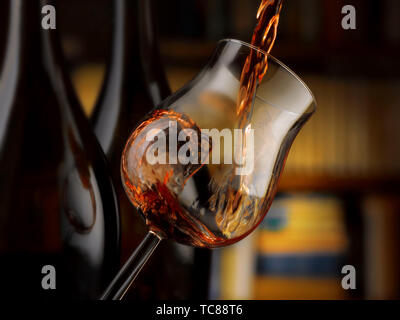 Rotwein in allen seinen Formen, Bibliothek Hintergrund gegossen Stockfoto