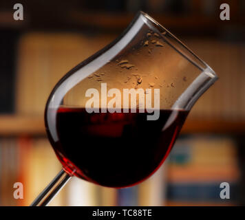 Rotwein in allen seinen Formen, Bibliothek Hintergrund gegossen Stockfoto