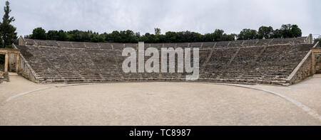 Massive Amphitheater am Heiligtum des Asklepios in Epidauros Griechenland Stockfoto