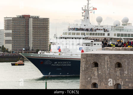 Portsmouth Harbour, Hampshire, Großbritannien, 5. Juni 2019, D-Day 75 National Commemorative Event, während das Schiff MV Boudicca Veteranen zu den französischen Stränden transportiert. Stockfoto