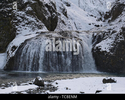 Die Stjornafoss Wasserfall in Island in der Dämmerung im Winter Stockfoto