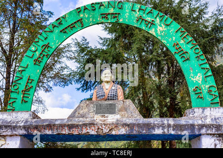 Lukla, Nepal - Oct 25, 2018: Blick in den Pasang Lhamu memorial Gate in Lukla Dorf auf dem Everest Base Camp trek, Sagarmatha National Park, Solukhum Stockfoto