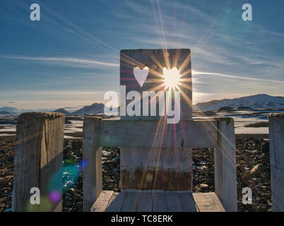 Die Strahlen der Sonne durch das Herz in einer hölzernen Stuhl Stockfoto