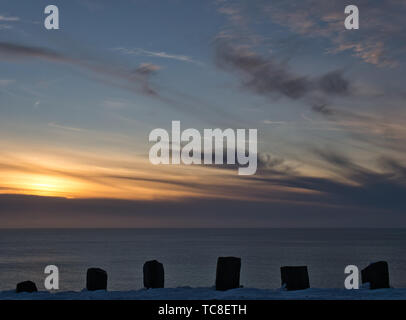 Einen schönen Sonnenuntergang an der Nord Küste von Island in der Nähe von kirkjufell Berg Stockfoto