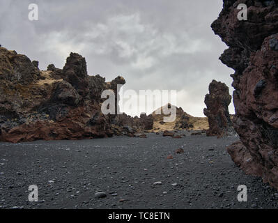 Beeindruckende Felsformationen an djúpalónssandur Strand in Island Stockfoto