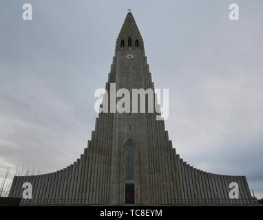 Die Vorderansicht der isländische Staat Kirche in Reykjavik Stockfoto