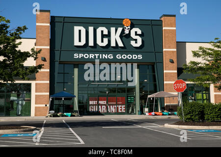 Ein logo Zeichen außerhalb des Dick Sporting Goods Store in Martinsburg, West Virginia am 4. Juni 2019. Stockfoto