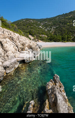 Bay (Plava grota) in der Nähe von Lubenice (Cres, Kroatien) an einem sonnigen Tag im Frühjahr Stockfoto