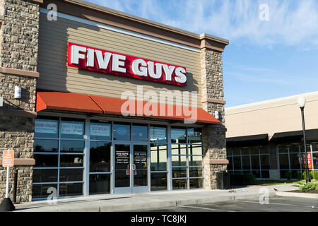 Ein logo Zeichen außerhalb der fünf Jungs Restaurant Lage in Martinsburg, West Virginia am 4. Juni 2019. Stockfoto