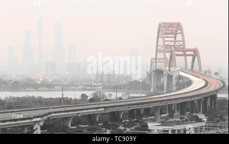 Eine Stadt eingehüllt in Nebel. Stockfoto