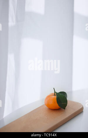 Orangen auf dem Tisch liegen in der Sonne gebadet Stockfoto