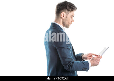 Seitenansicht von nachdenklich Geschäftsmann mit digitalen Tablet isoliert auf weißem Stockfoto