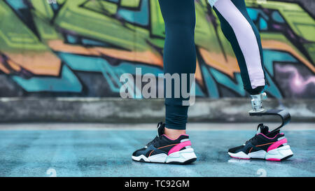 Ich bin nicht schwach. Zugeschnittenes Bild der behinderte junge Frau in Sportswear mit bionischen Bein stehend auf Stadion, während sie Morgen Workout. Behinderte Sportler Stockfoto