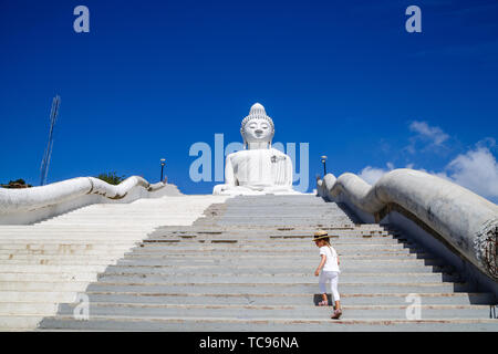 Zurück Blick auf kleine Mädchen stehen in der Nähe des Big Buddha Statue in Phuket, Thailand. Konzept der Tourismus in Asien und berühmte Sehenswürdigkeiten. Stockfoto