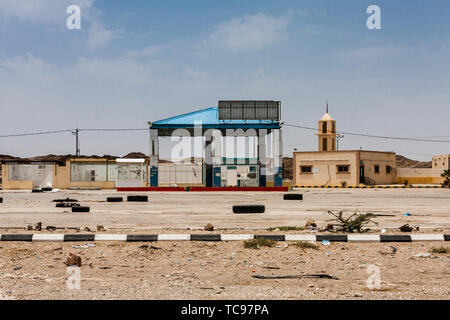 Eine der vielen verlassenen Tankstellen mit dem Zubehör Unternehmen entlang der Makkah Al Mukarramah Straße, Saudi-Arabien Stockfoto