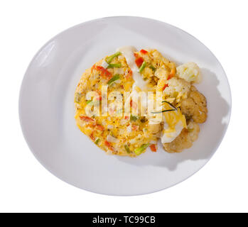 Blick von oben auf die Gemüse Omelett mit Garnierung von Gebackener Blumenkohl mit geriebenem Käse bestreut auf weiße Platte. Auf weissem Hintergrund Stockfoto