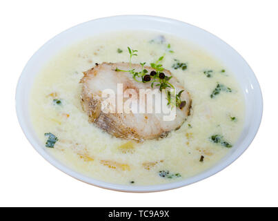 Traditionelle schottische dicke Suppe Cullen Skink aus geräucherten Schellfisch, Kartoffeln und Zwiebeln garniert mit Grüns. Auf weissem Hintergrund Stockfoto