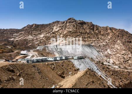 Die Produktion von Baustoffen in den Bergen in der Nähe von Taif, Saudi-Arabien Stockfoto