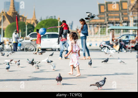 Familien genießen einen Tag mit Tauben, kaufen Spielzeug und Ballons und gehen entlang der Promenade in der Nähe des Königlichen Palastes Phnom Penh Kambodscha. Stockfoto
