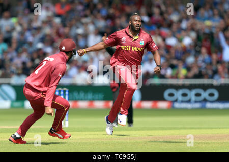 West Indies' Andre Russell (rechts) feiert die wicket von Australiens Usman Khawaja (nicht abgebildet) während der ICC Cricket World Cup group Phase Match an der Trent Brücke, Nottingham. Stockfoto