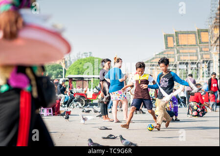 Familien genießen einen Tag mit Tauben, kaufen Spielzeug und Ballons und gehen entlang der Promenade in der Nähe des Königlichen Palastes Phnom Penh Kambodscha. Stockfoto