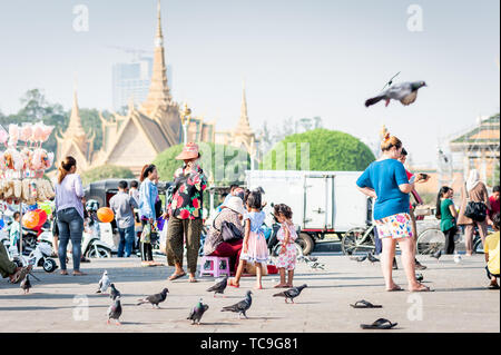 Familien genießen einen Tag mit Tauben, kaufen Spielzeug und Ballons und gehen entlang der Promenade in der Nähe des Königlichen Palastes Phnom Penh Kambodscha. Stockfoto