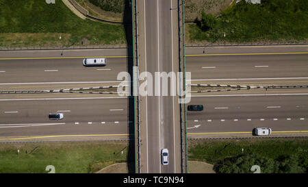 Von oben nach unten Blick auf Autobahnkreuz auto Brücke und fahrenden Autos Stockfoto